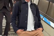 金年会体育大战在即！巴萨全队抵达米兰城，莱万带头走下飞机