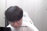 金年会体育Faker给大家看纪念币实物:这是前面,是坐在王座上的样子,后面有星星 金年会体育Faker给大家看纪念币实物:这是前面,是坐在王座上的样子,后面有星星