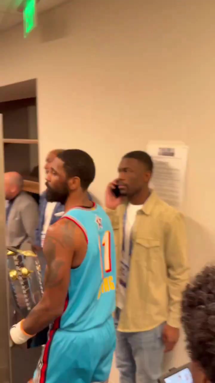 金年会欧文抱着全明星冠军奖杯杀到巴克利队更衣室：好好享受假期吧你们