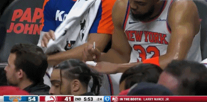 金年会金字招牌信誉至上疼得龇牙咧嘴！唐斯抢板时戳到左手手指 绷带上再缠厚厚一层绷带