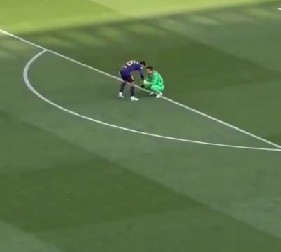 jinnianhui金年会退役回归夺3冠！35岁什琴斯尼赛后蹲地痛哭擦拭眼泪，情难自抑