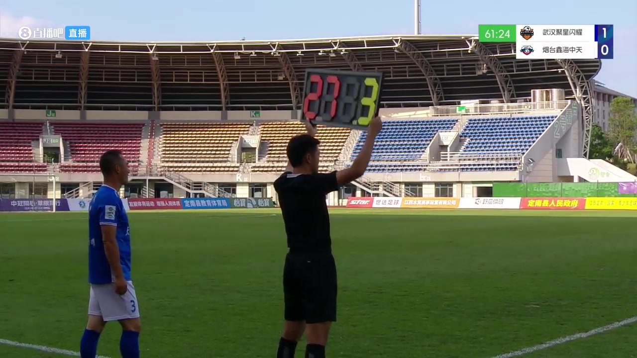 金年会😦主教练正在热身？中冠第61分钟武汉52岁主教练将自己替换上场