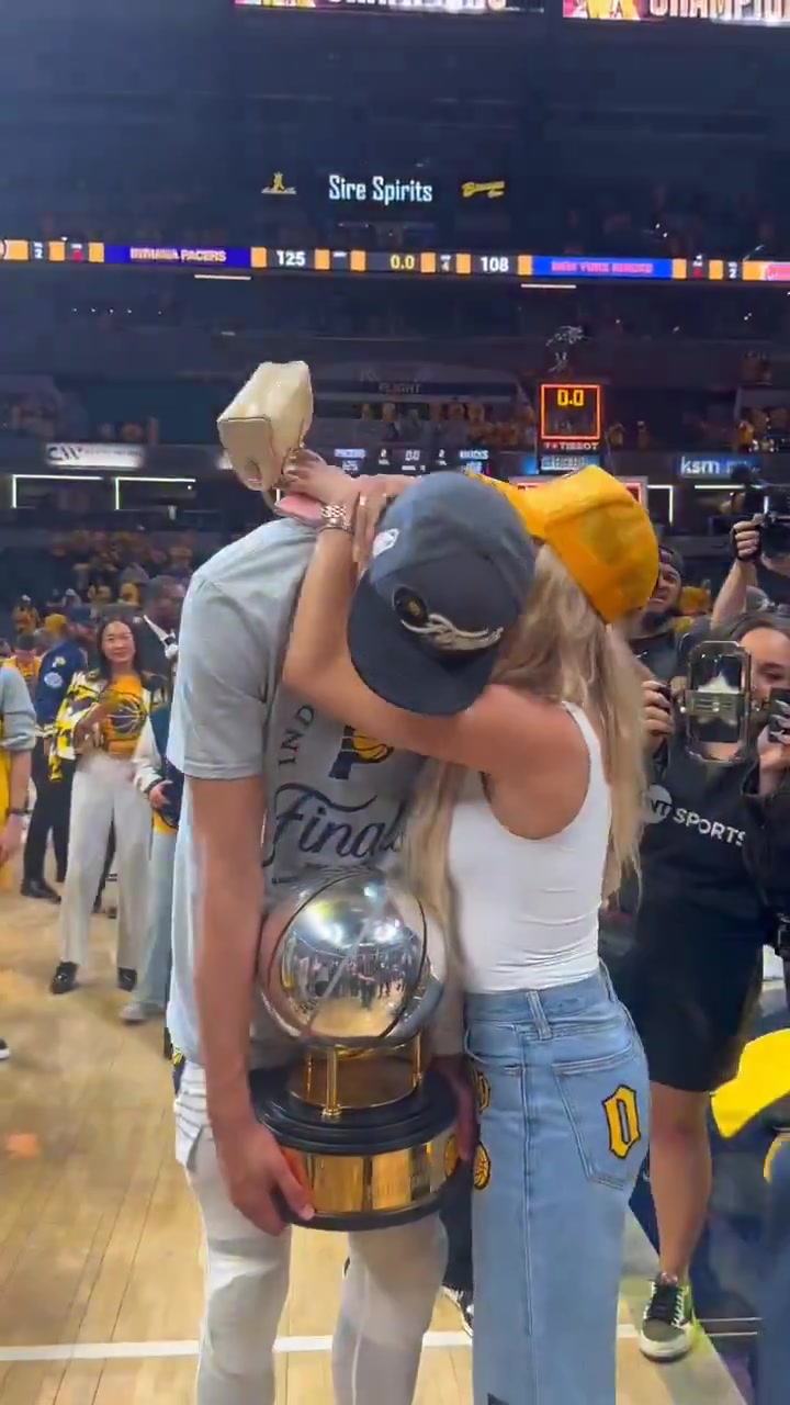 金年会金字招牌信誉至上人生赢家！哈利伯顿赛后抱着东部冠军奖杯和女友拥抱合照