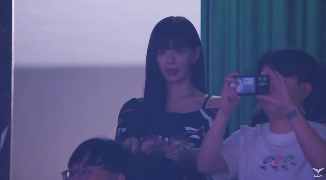 金年会金字招牌信誉至上HLEvsGEN决胜局战歌起！赛前LCK官方镜头给到HLE观赛团长彩煐🕶️